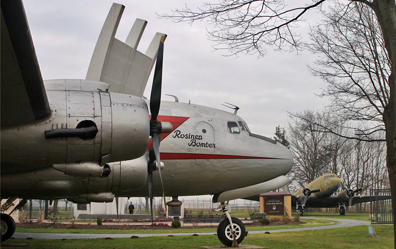 C-54 / Douglas DC-4; im Hintergrund die C-47 Skytrains/Douglas DC-3