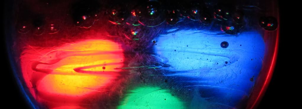 Drei-Farb-LEDs beleuchten die Glaskugel / Produced by Skaterbilder.de 2017 ( Copyright )